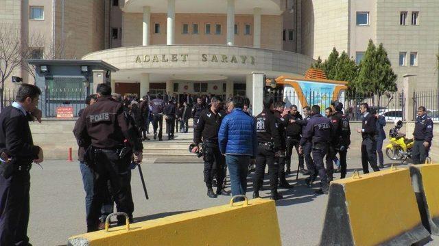 Cinayet Davası Öncesi Adliye Karıştı: 3’ü Polis 6 Yaralı