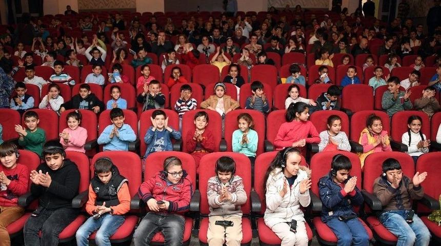 B&uuml;y&uuml;kşehir Belediyesi, İşitme Ve G&ouml;rme Engelli &Ouml;ğrencileri Sinemaya G&ouml;t&uuml;rd&uuml;