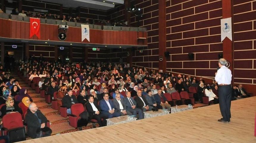 Akşehir&rsquo;de "aile Ve Gen&ccedil;lik Eğitimi" Konferansı