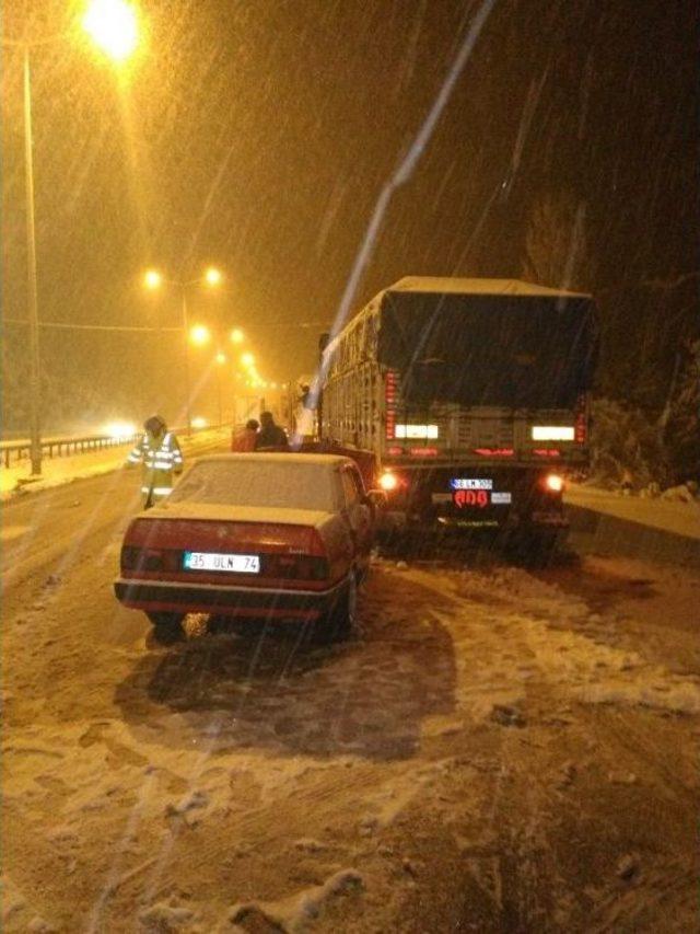 Yağışlı Hava Kazalara Yol Açtı: 3 Yaralı