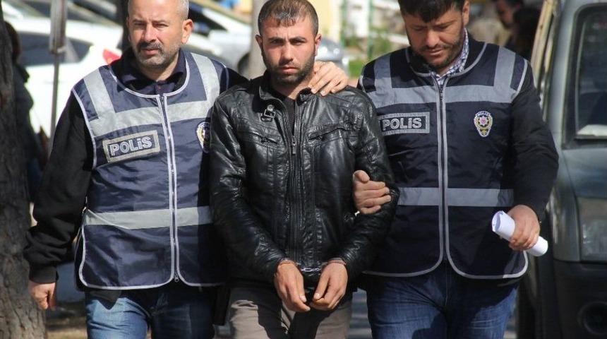 Altınlarını Vermeyen Eşini Vurdu