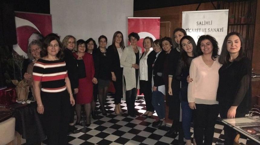 Girişimci Kadınlara Hemcinslerinden Başarı Plaketi