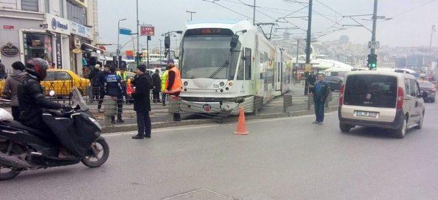 Sirkeci’de Tramvay Raydan Çıktı