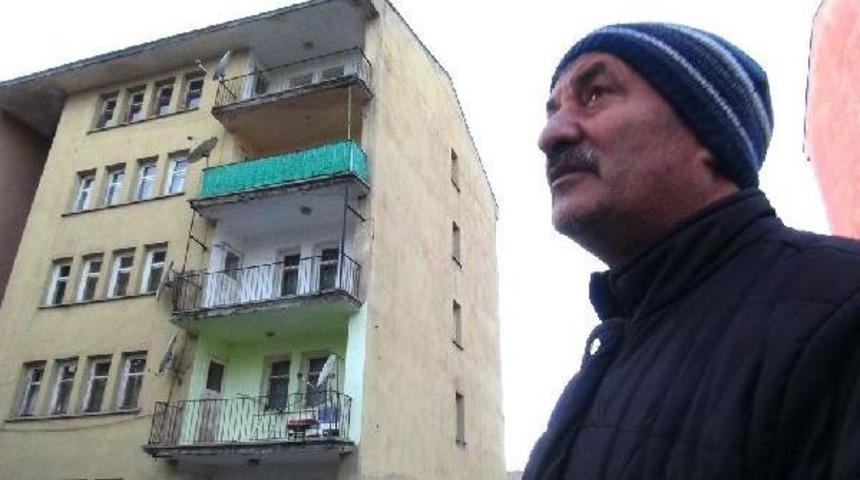 Kars'ta 2 Kardeş Ile Polisi Elektrik &Ccedil;arptı