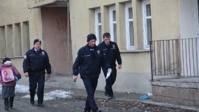 Kars ta 2 Kardeş Ile Polisi Elektrik &Ccedil;arptı 1