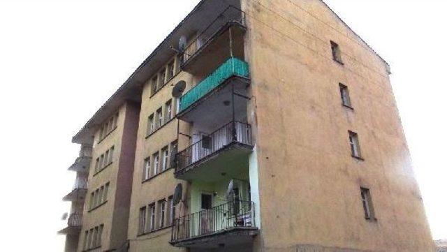 Kars ta 2 Kardeş Ile Polisi Elektrik &Ccedil;arptı 2