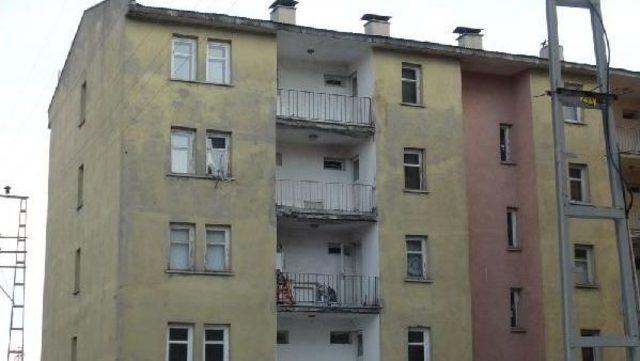 Kars ta 2 Kardeş Ile Polisi Elektrik &Ccedil;arptı 3