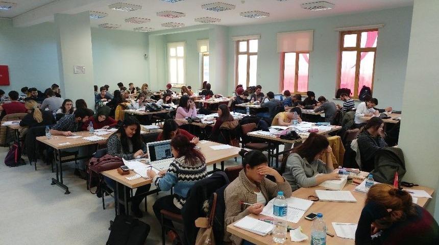 Gecesi G&uuml;nd&uuml;z&uuml; Olmayan K&uuml;t&uuml;phane