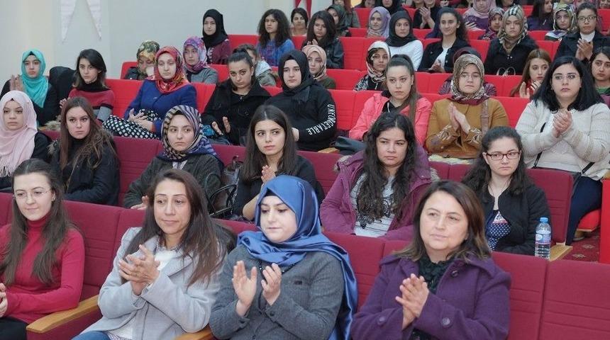 Üniversitede Çocuk Gelişimi Ve Eğitimi Konferansı