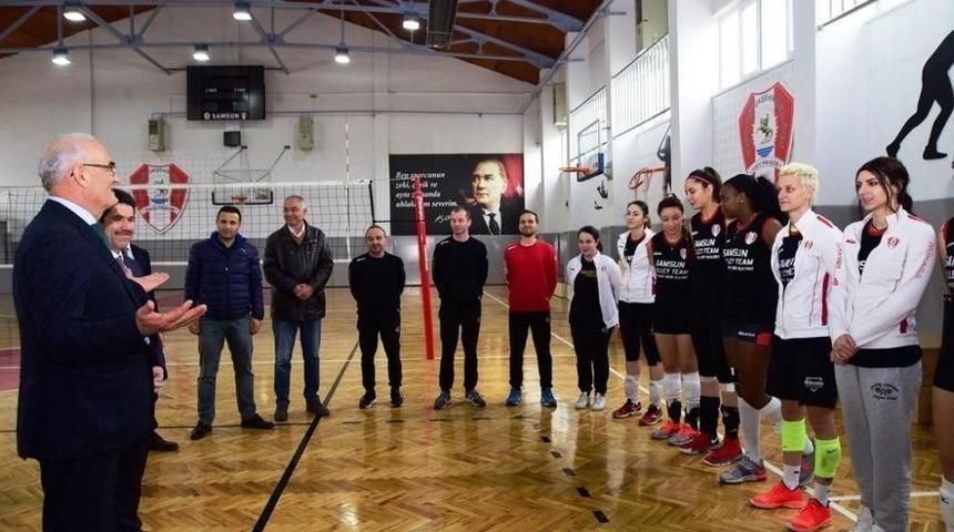 Başkan Yılmaz Voleybol Takımından Şampiyonluk S&ouml;z&uuml; Aldı