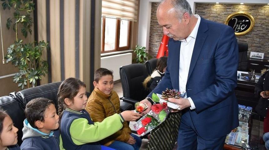 Belediye Başkanını Duygulandıran Mektuplar