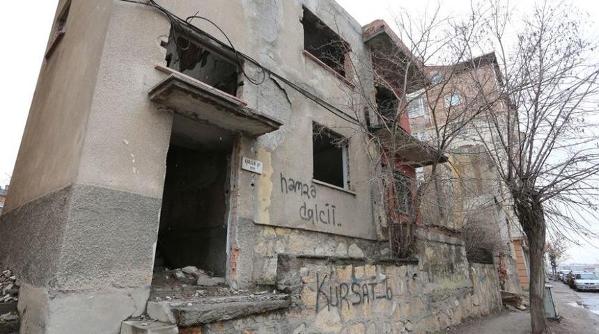 Sivas&rsquo;ta Tehlike Sa&ccedil;an Metruk Binalar Yıkılıyor