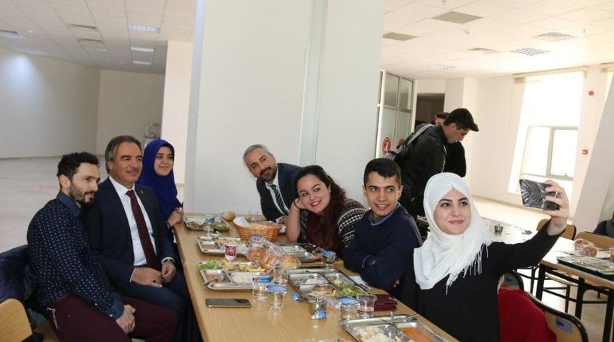 Rektör Prof. Dr. Mazhar Bağlı, Öğrencilerle Yemekte Bir Araya Geldi
