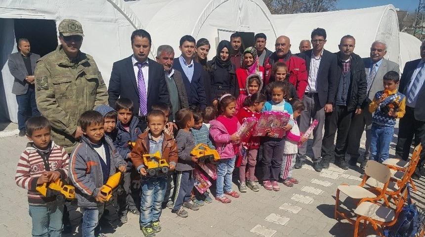 Samsat Kaymakamı Yıldırım, K&ouml;ylerdeki Depremzedeleri &Ccedil;adırlarında Ziyaret Etti