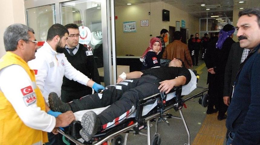 Polisler Kaza Yaptı: 3 Yaralı