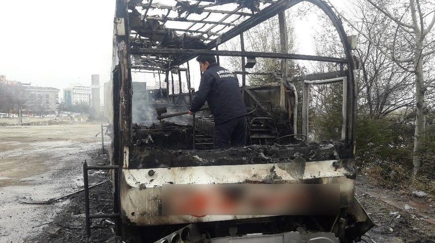 Atıl Durumdaki Otob&uuml;s Yandı
