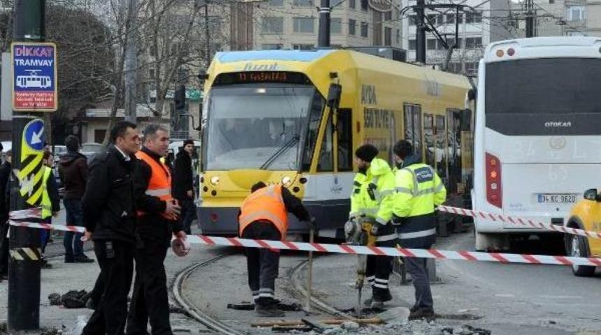 Aynı Noktada Bir Tramvay Daha Raydan &Ccedil;ıktı (2)