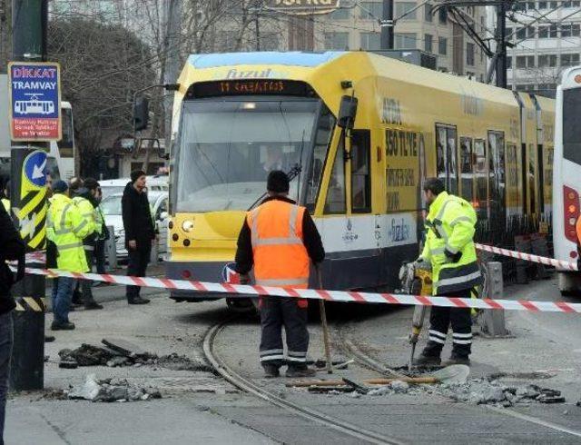 Aynı Noktada Bir Tramvay Daha Raydan Çıktı (2)