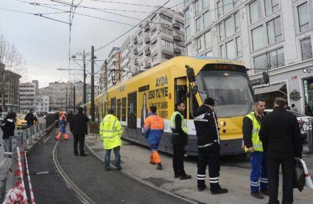 Aynı Noktada Bir Tramvay Daha Raydan Çıktı (2)