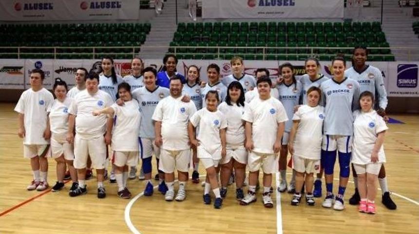 Kardeşlik Kupası İzmir Down Basket'in