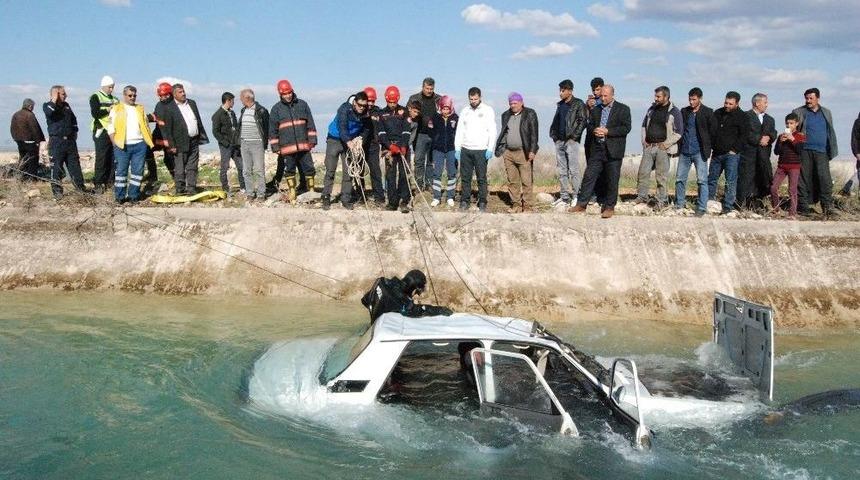 S&uuml;r&uuml;c&uuml;s&uuml; Kalp Krizi Ge&ccedil;iren Otomobil Sulama Kanalına U&ccedil;tu