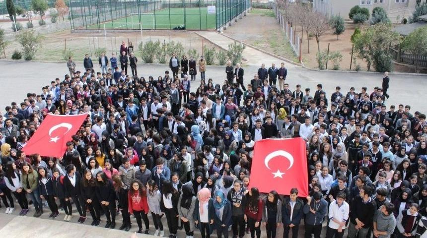 &Ouml;ğrenci Ve &Ouml;ğretmenler &Ccedil;anakkale Marşı&rsquo;nı Okudu