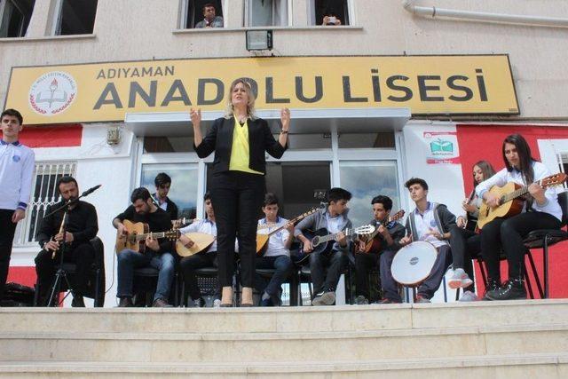 Öğrenci Ve Öğretmenler Çanakkale Marşı’nı Okudu