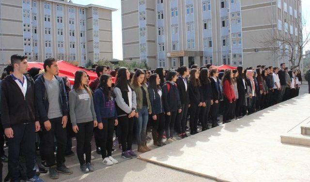 Öğrenci Ve Öğretmenler Çanakkale Marşı’nı Okudu