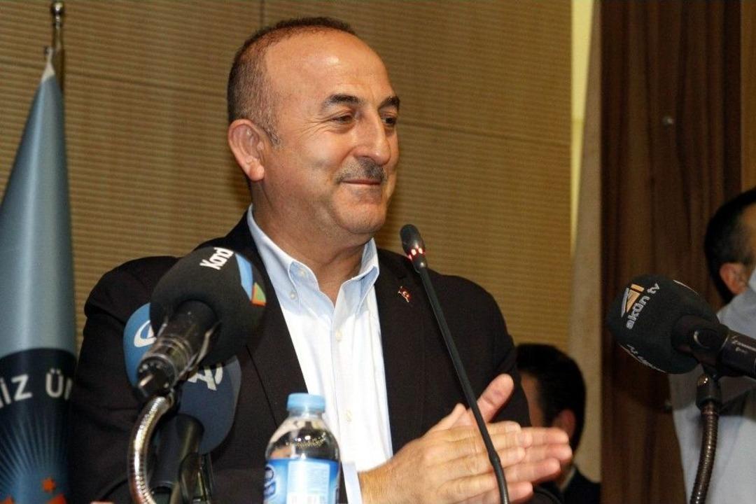 Bakan &Ccedil;avuşoğlu&rsquo;na &Uuml;niversite &Ouml;ğrencilerinden B&uuml;y&uuml;k S&uuml;rpriz