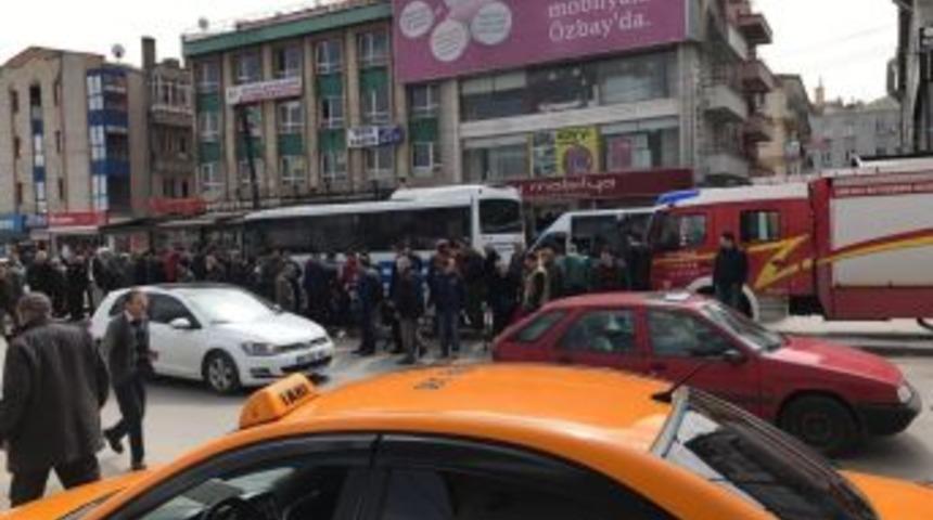 Otob&uuml;s&uuml;n Altında Kalan Anne Ve Kızı Hayatını Kaybetti