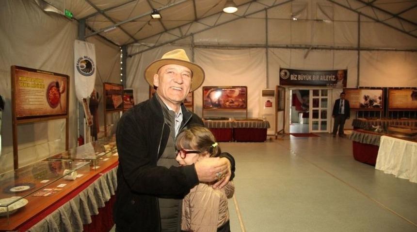 Başkan Altınok &Ouml;z, &Ccedil;anakkale Savaş Malzemeleri M&uuml;zesi&rsquo;ni Ziyaret Etti