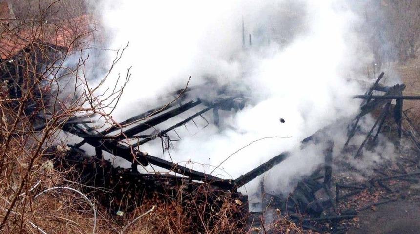 Yangın &Ccedil;ıkan Ev K&uuml;l Oldu