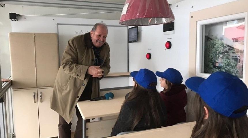 &Ouml;ğrenciler 7.4 Şiddetindeki Depremi Yaşadı