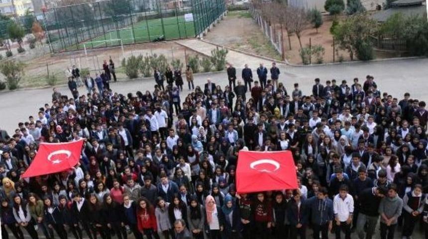 670 &Ouml;ğrenci Hep Birlikte '&ccedil;anakkale' T&uuml;rk&uuml;s&uuml; S&ouml;yledi