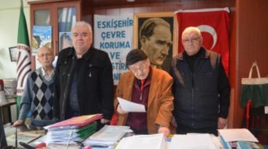 Belediyeler Sigara İzmaritlerini Toplamak İçin İşçi Almak Zorunda Kalıyor