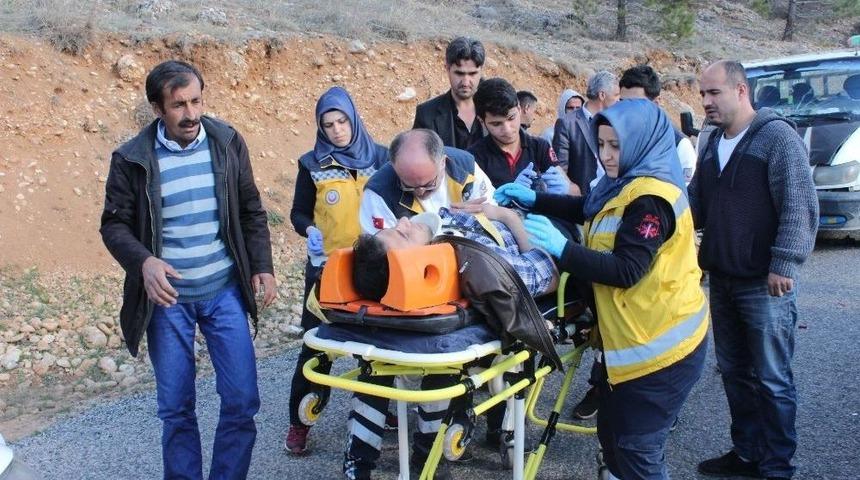 Motosikletle Kamyonet &Ccedil;arpıştı: 1&rsquo;i Ağır 2 Yaralı