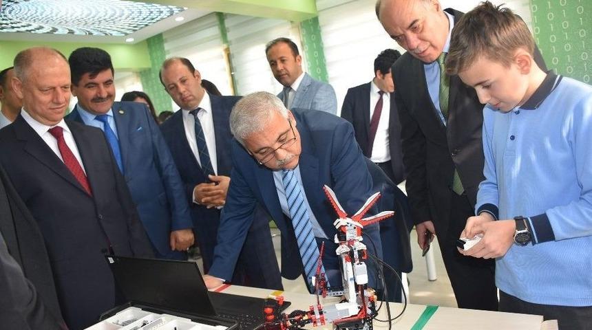 Vali G&uuml;ven&ccedil;er, &rsquo;kodla(ma)nisa&rsquo; At&ouml;lyesinde