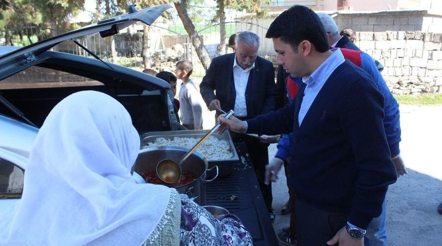 Samsat Kaymakamı Yıldırım Depremzedelere Yemek Dağıttı