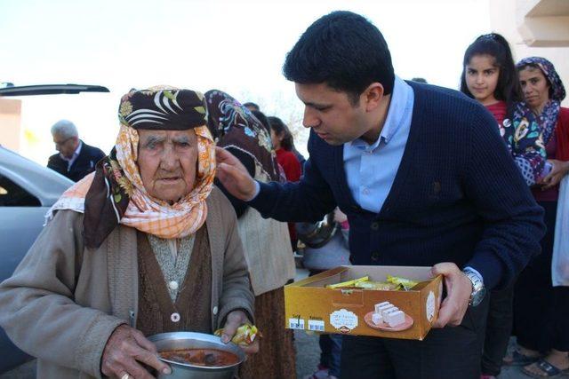 Samsat Kaymakamı Yıldırım Depremzedelere Yemek Dağıttı