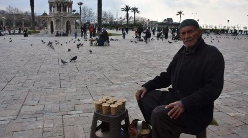 Zabıtanın Tarihi Saat Kulesi &Ouml;n&uuml;nde 22 Yıldır Yem Satan İzzet Dedeye Davranışına Tepki