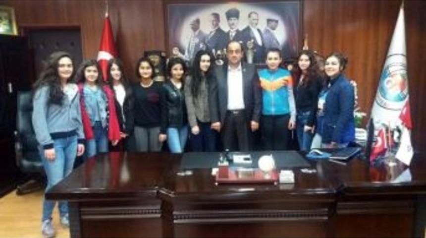 G&uuml;l&uuml;&ccedil;l&uuml; Gen&ccedil; Kızlar Başkan Demirtaş&rsquo;a Teşekk&uuml;re Geldi