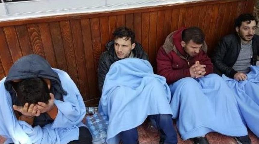 Sahil Güvenlik Zor Durumdaki 7 Mülteciyi Kurtardı