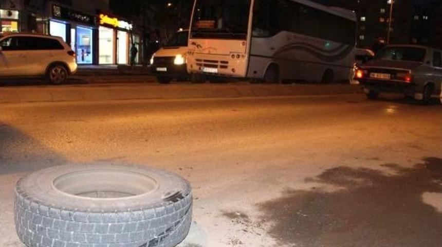 Halk Otob&uuml;s&uuml; Seyir Halindeyken Arka Tekerleği &Ccedil;ıktı