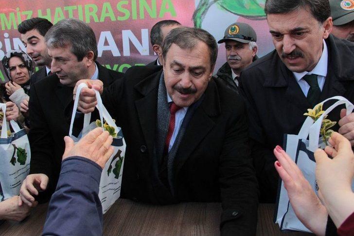 Orman Ve Su İşleri Bakanı Veysel Eroğlu Sarıyer’de Fidan Dağıttı G5
