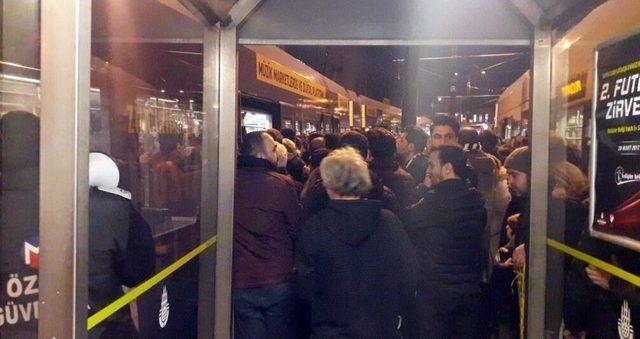 Sirkeci’de Raydan Çıkan Tramvay Beşiktaş Taraftarını Vurdu
