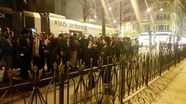 Sirkeci’de Raydan Çıkan Tramvay Beşiktaş Taraftarını Vurdu