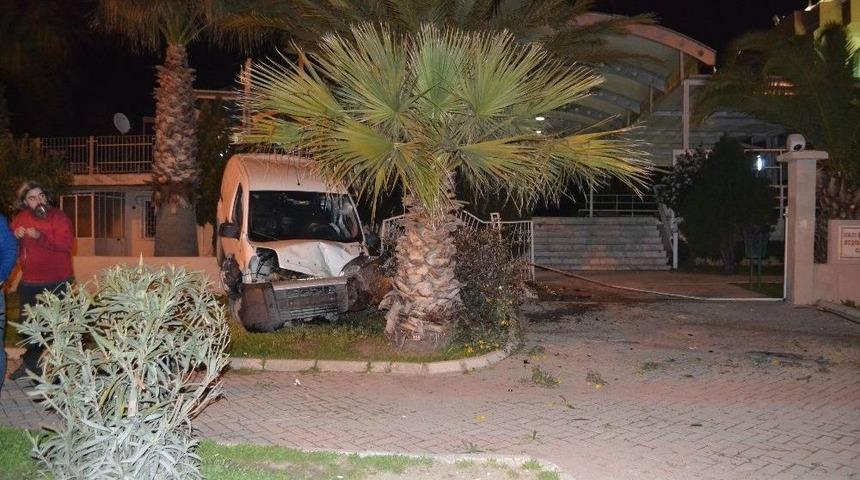 Alkollü Sürücü Cami Duvarına Çarptı