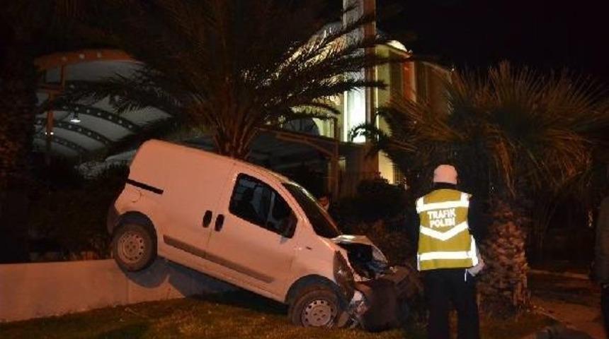 Alkoll&uuml; S&uuml;r&uuml;c&uuml;n&uuml;n Kullandığı Ara&ccedil; Cami Duvarına &Ccedil;arptı