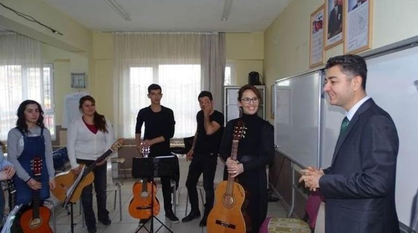 Kaymakam S&uuml;r&uuml;c&uuml;, Halk Eğitim Kurslarını Ziyaret Etti