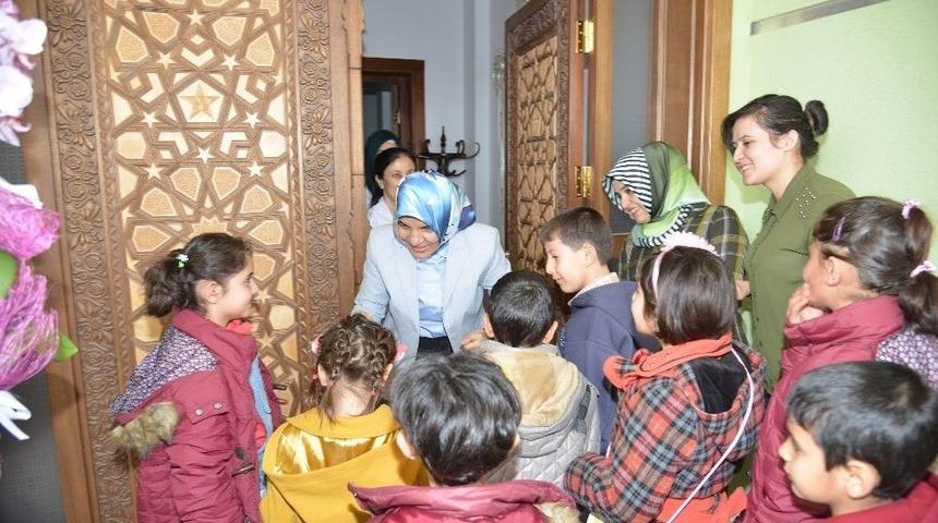 Sevim Şent&uuml;rk &Ccedil;ocukları Ağırladı